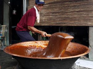 Melihat Pembuatan Dodol Khas Betawi