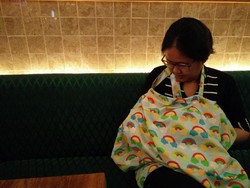 Sering Melakukan Hal Lain Saat Menyusui? Bunda Nggak Sendirian Lho