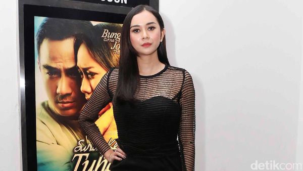 Lekuk Tubuh Aura Kasih di Premiere Surat Kecil Untuk Tuhan