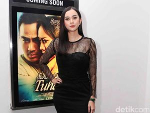 Lekuk Tubuh Aura Kasih di Premiere Surat Kecil Untuk Tuhan