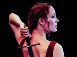 Booming Tren Wanita Bawa Pedang di Punggung ala Wonder Woman