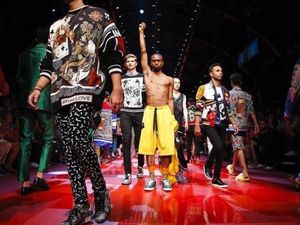 Dukung Trump, Dolce & Gabbana Diprotes Modelnya Sendiri di Catwalk