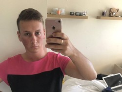 Pria Pakai Dress ke Kantor Jadi Viral, Alasannya Menggelikan