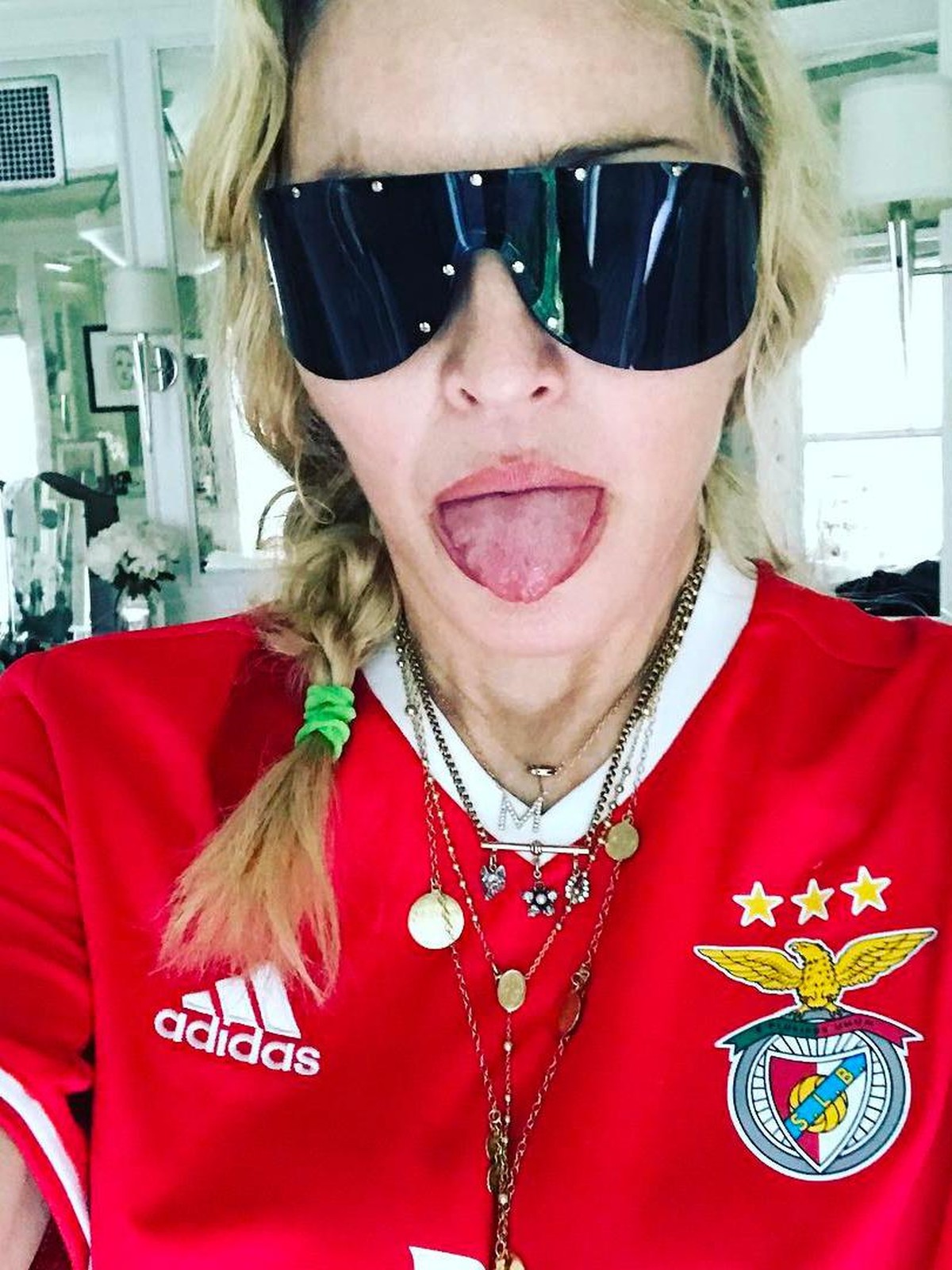 Madonna dalam jersey Benfica (Foto: Instagram @madonna)