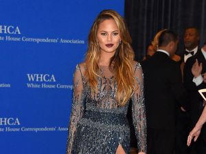 Ketika Chrissy Teigen Belajar Menggendong Bayi dengan Kain Jarit