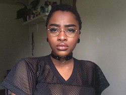 Dianggap Inspiratif, Wanita Pamer Ketiak Hitam Ini Jadi Viral