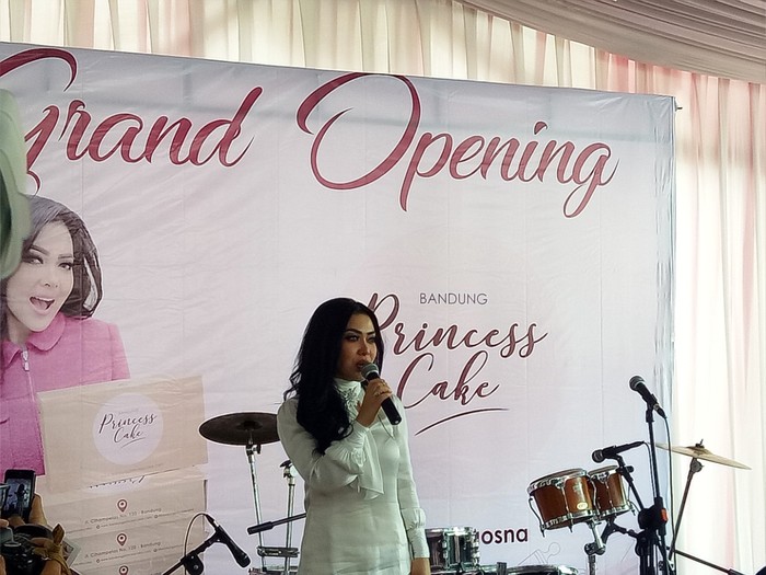 Buka Princess Cake Kedua di Bogor, Syahrini Adakan Lomba Vlog