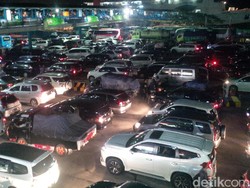 Antrean Mobil Padati Dermaga di Pelabuhan Merak