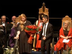 Viral, Wanita yang Menahan Malu Karena Dilamar Kekasihnya Saat Wisuda