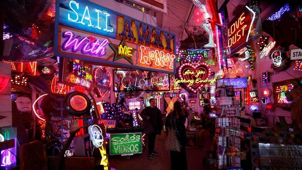 Instagrammable! Kumpulan Lampu Neon Bar dan Resto di London