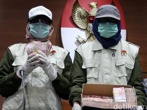 KPK Tunjukkan Barbuk Uang Suap Gubernur Bengkulu KPK Tunjukkan Barbuk Uang Suap Gubernur Bengkulu