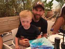 Kalimat Suarez Luluhkan Messi untuk Foto Bareng Bocah Liverpool