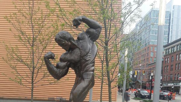 Foto: Patung Arnold Schwarzenegger yang Berotot