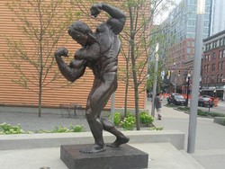 Destinasi Unik di Amerika: Patung Arnold Schwarzenegger