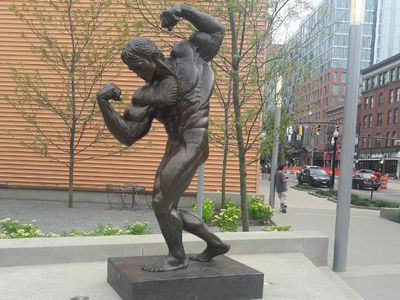 Foto: Patung Arnold Schwarzenegger yang Berotot