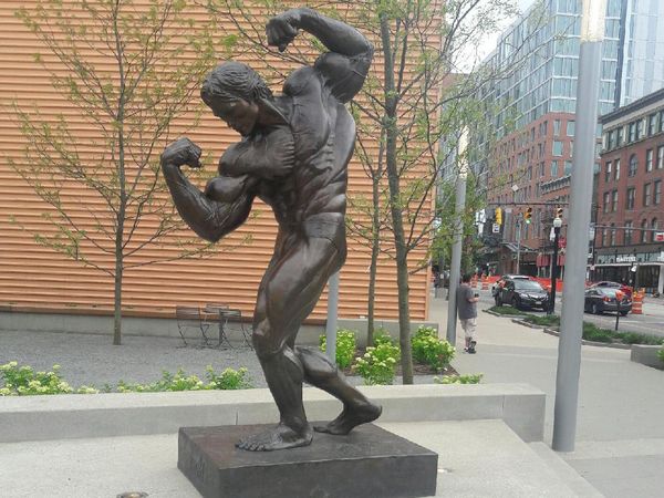 Foto: Patung Arnold Schwarzenegger yang Berotot