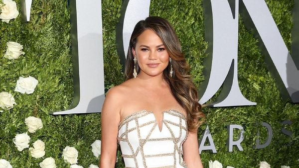 Foto: 15 Gaya Seksi Chrissy Teigen Berbalut Gaun Malam