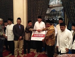 Sejumlah Tokoh Hadiri Pembagian Zakat dari Keuntungan Bank Mega Syariah