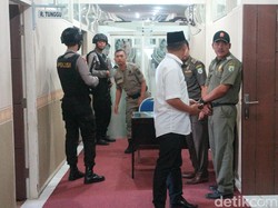 KPK Geledah Ruang Kerja Gubernur Bengkulu
