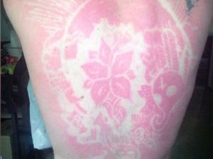 Jadi Pengganti Tato, Orang-orang Ini Sengaja Bakar Kulitnya di Matahari