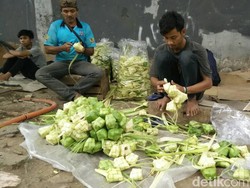 Pedagang Ketupat Dadakan Raup Omzet Rp 5 Juta dalam 3 Hari