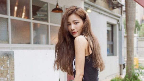 Masih Cantik Seperti ABG, Tebak Usia Wanita Ini?