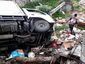 Mobil Tabrak Kios di Jalur Mudik Cileunyi