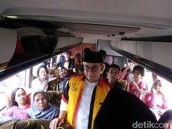 Anies Lepas Rombongan Mudik Perantauan Minang di Jakarta