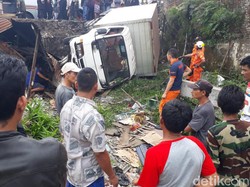 Mobil Seruduk Kios di Jalur Mudik Cileunyi, 1 Orang Terluka