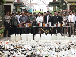 Jelang Lebaran, Ribuan Botol Miras Hasil Operasi Pekat Dimusnahkan