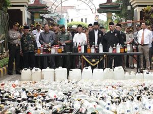 Jelang Lebaran, Ribuan Botol Miras Hasil Operasi Pekat Dimusnahkan Jelang Lebaran, Ribuan Botol Miras Hasil Operasi Pekat Dimusnahkan