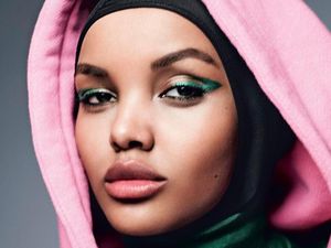 Keren! Halima Aden Jadi Model Berhijab Pertama yang Tampil di Vogue British