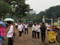 Djarot Tegur PNS yang Berpayung dan Main HP Saat Upacara HUT DKI