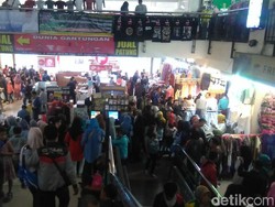Jelang Lebaran, Pasar Baru Bandung Masih Dipadati Pengunjung