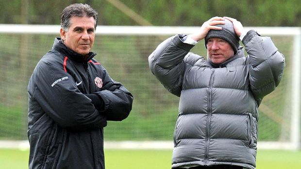 Sir Alex Ferguson (kanan) sempat mengeluhkan sakit sejak Kamis (3/5). (