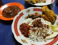 Aduh, Enaknye! Nasi Ulam Dagangan Si Doel