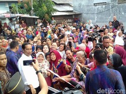 Jokowi Bagi-bagi Sembako di Kawasan Tebet