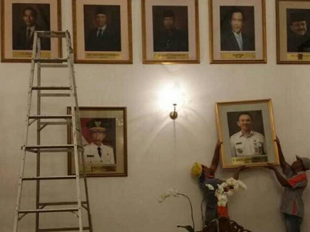 Djarot: Ahok Pilih Foto yang Dipasang di Jajaran Mantan Gubernur Djarot: Ahok Pilih Foto yang Dipasang di Jajaran Mantan Gubernur