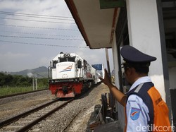 Cerita Zaenal yang Selalu Rayakan Lebaran di Perlintasan Klonengan