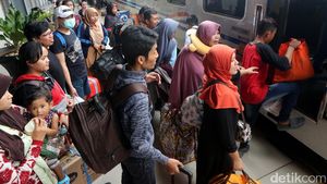 Pemudik Padati Stasiun Pasar Senen