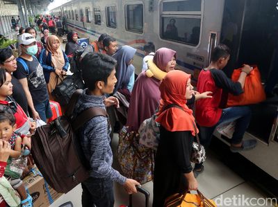 Pemudik Padati Stasiun Pasar Senen