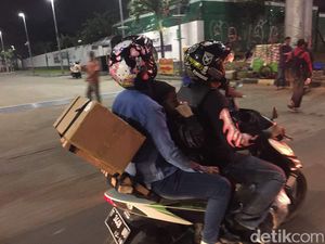 Gaya Pemudik Pulang Kampung, Tulis Pesan Rindu hingga Bawa Kado