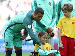 Kecupan dan Jaket Ronaldo untuk Bocah Pengiringnya yang Berkursi Roda