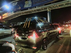 Kocak! Tak Ada Roof Box, Mobil ini Pakai Isolasi Bawa Barang di Atap