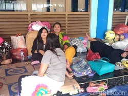 Terlantar di Pelabuhan Tanjungwangi, Pemudik Mulai Keluhkan Sakit