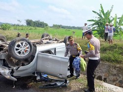 Pengemudi Mengantuk, Mobil Pemudik Terbalik di Tol Bawen-Salatiga