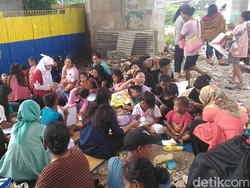 Saat Warga Korban Gusuran Buka Puasa di Kolong Kalijodo