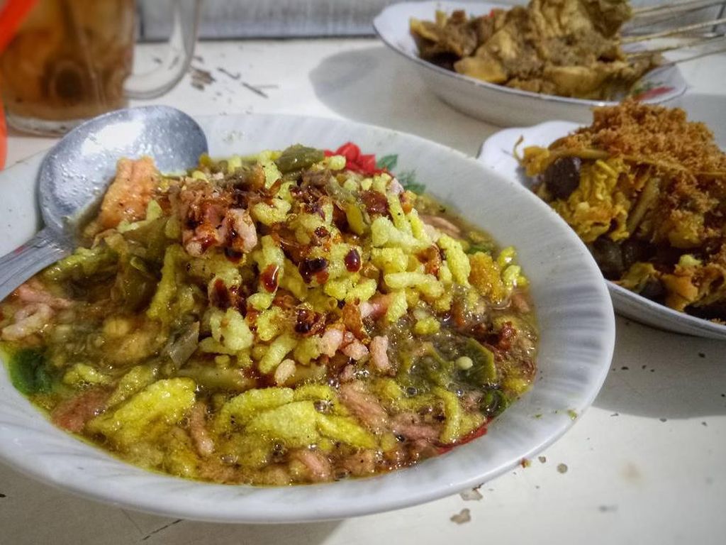 Lewat Pemalang, Yuk Mampir Cicip Lontong Dekem dan Soto Grombyang di Sini! Lewat Pemalang, Yuk Mampir Cicip Lontong Dekem dan Soto Grombyang di Sini!