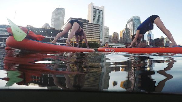 Serunya Yoga di Atas Air