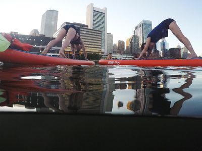 Serunya Yoga di Atas Air